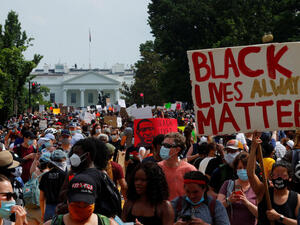 متظاهرون ضد إدارة الرئيس الأمريكي ترامب