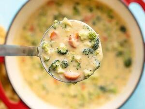 شوربة البروكلي وجبن الشيدر