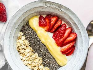 فطور الشيا بخثارة الليمون والفواكه