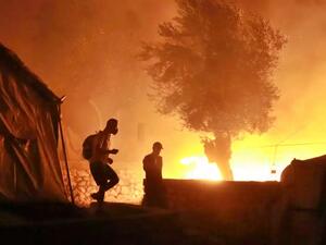 المخيم تحول في معظمه إلى حاويات وخيام محترقة مع حلول الساعات الأولى من صباح اليوم