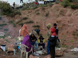  نقل مئات المهاجرين الذين تقطعت بهم السبل على جزيرة ليسبوس