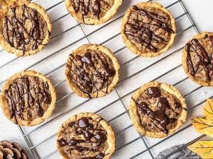 فطائر جوز البيكان بالشوكولاتة الداكنة