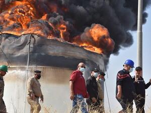 تحاول فرق الدفاع المدني السيطرة على نيران حادث حريق القيارة