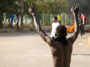  المحتجين أغلقوا طريق مطار الخرطوم وسط العاصمة بإطارات السيارات المشتعلة 