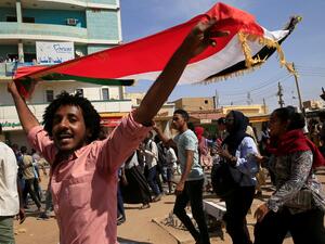  حمدوك: رفع السودان من القائمة الأمريكية للدول الراعية للإرهاب سيفتح الباب أمام إعفاء بلاده من ديون خارجية بقيمة 60 مليار دولار.