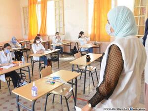 في العديد من المؤسسات، يحضر التلاميذ ليوم كل يومين أو لنصف يوم في مؤسسات أخرى.