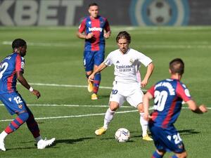 لوكا مودريتش (وسط)