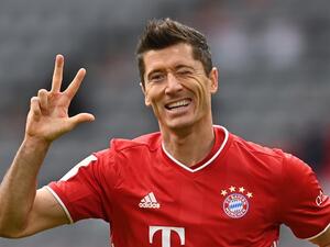 ليفاندوفسكي يحتفل بثلاثيته