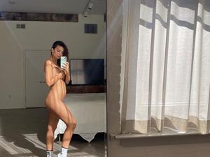 Emily Ratajkowski  (Instagram)