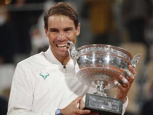 نادال يحتفل بلقبه التاريخي