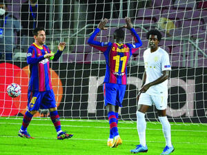 ميسي يقود برشلونة لفوز كبير