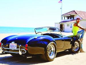 هاميلتون يجلس على مقدمة سيارته شيلبي كوبرا موديل 1966 البالغ ثمنها 4 ملايين جنيه استرليني