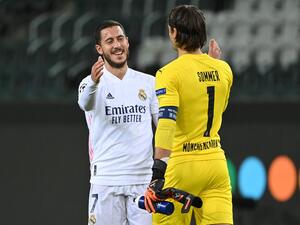 يان سومر (يمين) حارس مونشنغلادباخ يصافح هازارد بعد نهاية المباراة