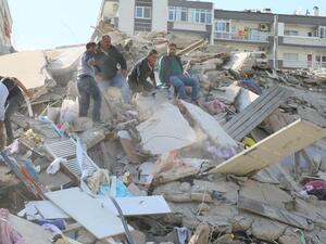 Search and rescue works in Izmir (AFP Photo)