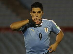 سواريز يقود أوروغواي للفوز