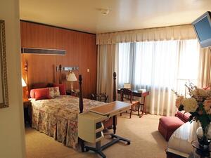 U.S president Trump isn’t staying in any old hospital room. Walter Reed Hospital has a six-room presidential suite just for the commander in chief that includes an intensive care unit, a kitchen, a living room, a bedroom, & a dining room with a crystal chandelier (Twitter/T.Dillon)