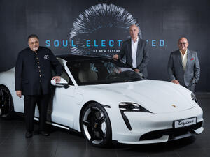 تنظيم مبتكر لفعالية الإطلاق يتيح المشاهدة من داخل السيارات ومتابعة الاستعراض الجوي للطائرات بدون طيار