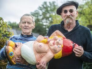 Topless gnomes (Twitter)