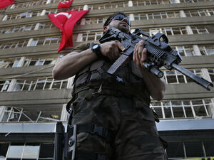 عنصر من الأمن التركي في اسطنبول