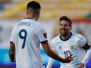 ميسي (يمين) يهنىء كوريا (يسار) بهدفه