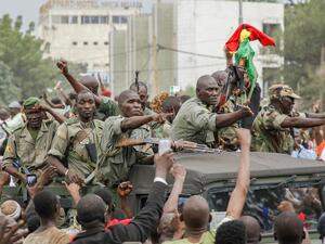 الإطاحة بالرئيس إبراهيم أبوبكر كيتا في 18 أغسطس من قبل العسكريين.