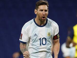 ميسي يحتفل بهدفه