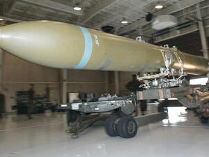 قنبلة GBU-28 الثقيلة لضرب المواقع المحصنة