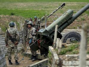 جنود أرمنيون في أحد مواقع المدفعية 