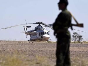 مقاتل من جبهة بوليساريو أمام مروحية للامم المتحدة في الصحراء الغربية 