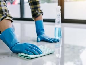 التأكد من تطهير الأسطح بالمطهرات بصفة دورية.  التأكد من تطهير الأسطح بالمطهرات بصفة دورية.