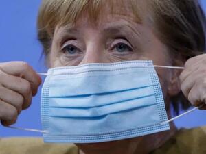 المستشارة الألمانية أنغيلا ميركل تضع كمامة