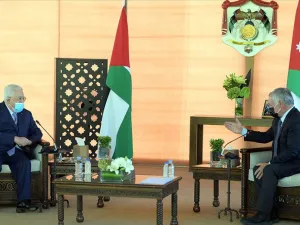 العاهل الأردني والرئيس الفلسطيني يعبران عن أملهما في إحياء بايدن لعملية السلام