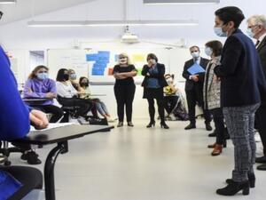 فرنسا تكرم المدرس ناشر الرسوم المسيئة 