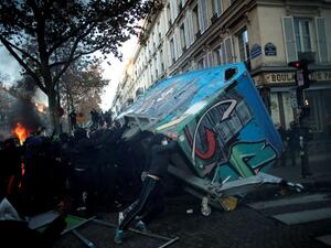 عشرات الآلاف يحتجون في فرنسا ضد عنف الشرطة وقانون أمني جديد