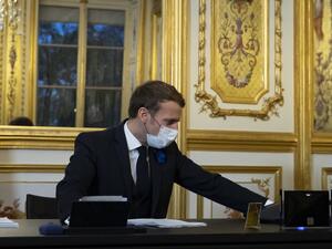 French President Emmanual Macron speaks on the telephone to congratulate US President-elect Joe Biden, at the Elysee Palace in Paris, on November 10, 2020. Ian LANGSDON / POOL / AFP