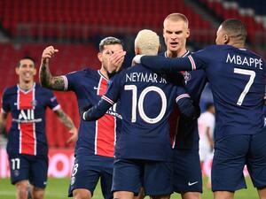 لاعبو باريس يحتفلون بهدف نيمار