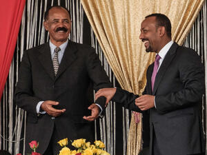 Eritrea's President Isaias Afwerki, left, and Ethiopia's Prime Minister Abiy Ahmed talk during the inauguration of the Tibebe Ghion Specialized Hospital in Bahir Dar, northern Ethiopia, Nov. 10, 2018. (AFP)