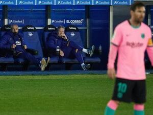 كومان يتابع أداء برشلونة من على الدكة