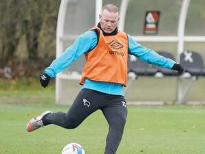 صورة التقطت أمس لواين روني قائد ديربي كاونتي يسدد الكرة خلال حصة تدريبية