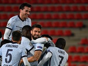 جيرو (وسط) يقود البلوز للتأهل