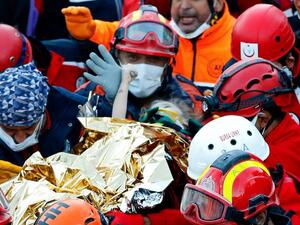 Emergency teams in Izmir rescue three-year-old Elif Perincek (Twitter)