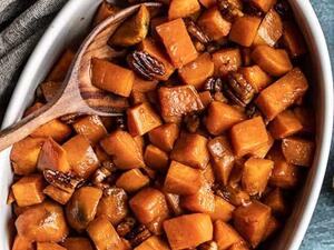 بطاطا حلوة مشوية مع شراب القيقب والبيكان