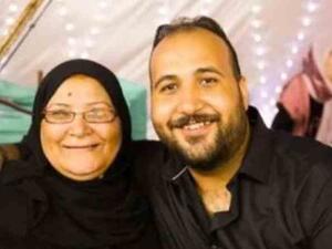 عمرو خليل ووالدته
