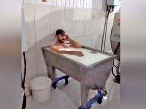 اعتقال عامل بعد استحمامه في حوض لبن بتركيا