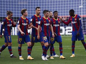 لاعبو برشلونة يملكون الحل لإنقاذ النادي