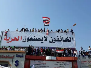 محتجو ساحة الحبوبي، طالبوا مرجعية السيد علي السيستاني الشيعية بـالتدخل لحماية ارواح الشباب 