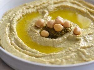 حمص بصلصة البيستو