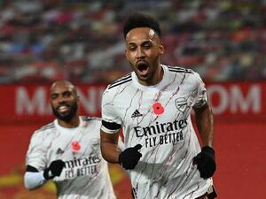 أوباميانغ يحتفل بهدفه الثمين