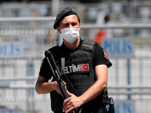 عثرت فرق مكافحة الإرهاب على مسدسين وبندقيتين وأعلام التنظيم