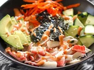 طبق السوشي مع صلصة السيراتشا